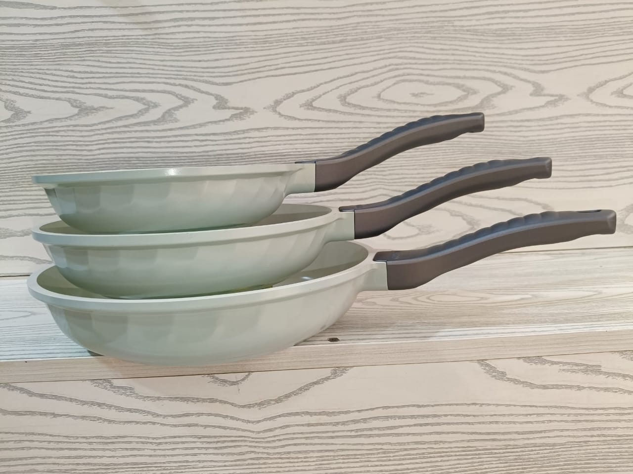 طقم مقلايات تيتانيوم قلب جيرانيت