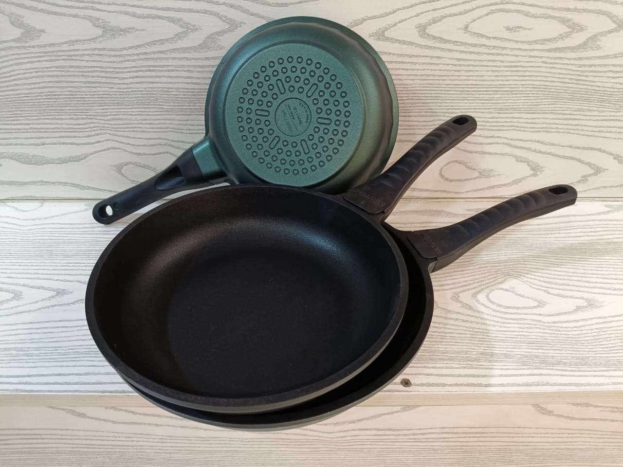 طقم مقلايات تيتانيوم قلب جيرانيت