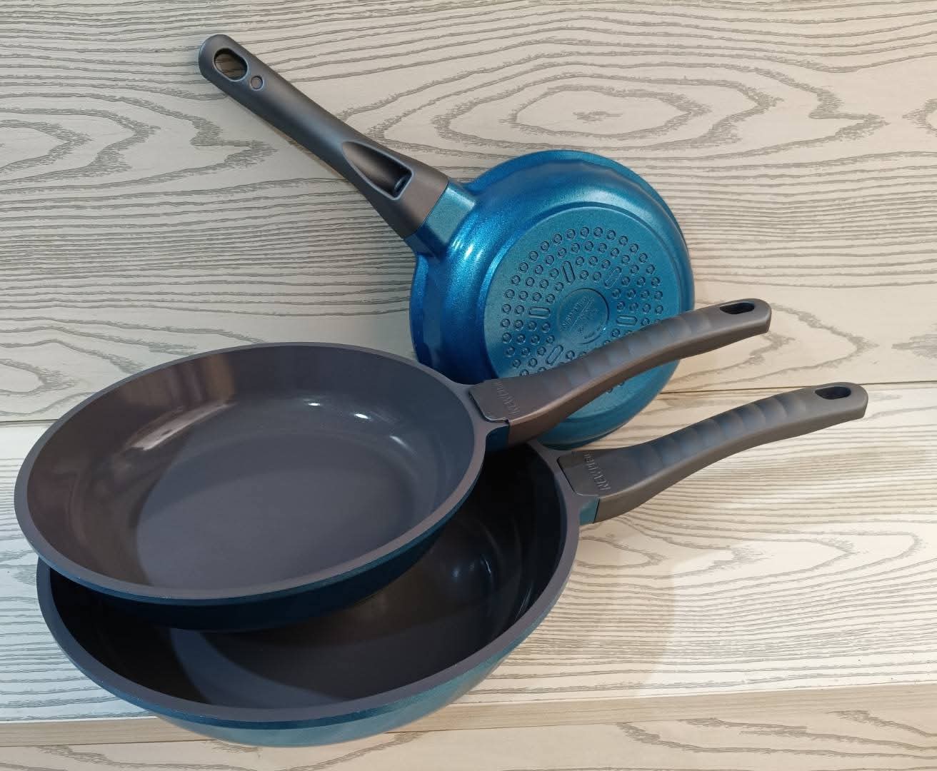 طقم مقلايات تيتانيوم قلب جيرانيت